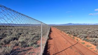 Une clôture est déployée près de Port Augusta en Australie méridionale pour stopper les espèces invasives comme les lapins