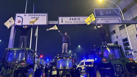 Sous les monuments de Paris, le coup de force des tracteurs agricoles