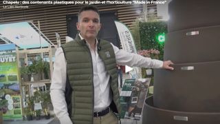 Olivier Torin, sur son stand à Paysalia 2025 présente les pots « Acaya » au format XXL et à la finition Corten.