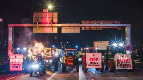 Avant l'aube, plusieurs dizaines d'agriculteurs de la Confédération paysanne sont entrés sur le périphérique parisien, bloquant la circulation.