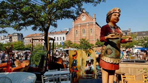 Tous les jours, sur la place du Jeu de Balle, le marché aux puces des Marolles attire chineurs et curieux.