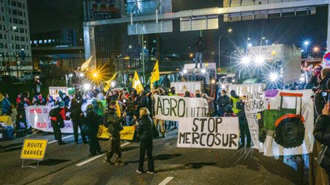 La Confédération paysanne a ralenti la circulation sur le périphérique parisien dès tôt vendredi 9 janvier 2026.