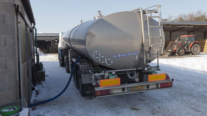 L’ampleur des volumes sur un large secteur allant de la Vienne à la Bretagne reste à préciser, mais les premières estimations font état de 12 Ml de litres de lait jetés par les producteurs n’ayant pu être collectés.