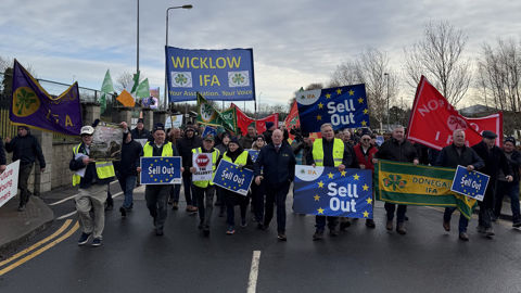 Des milliers d’agriculteurs irlandais manifesté le 10 janvier 2026 à Athlone contre l’accord commercial avec les pays du Mercosur.