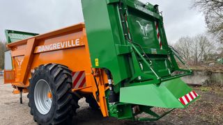 L'épandeur à fumier ST-one de Dangreville dispose d'une caisse étroite dont la structure permet d'augmenter la charge utile.