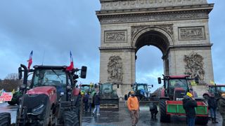 Jeudi 8 janvier 2026, des dizaines d'agriculteurs se sont rendus devant l'Arc de triomphe à Paris afin de revendiquer le mécontentement face aux décisions politiques actuelles.