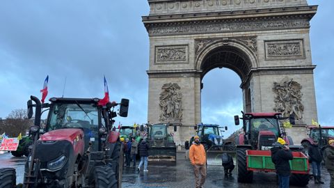 Jeudi 8 janvier 2026, des dizaines d'agriculteurs se sont rendus devant l'Arc de Triomphe à Paris afin de revendiquer le mécontentement face aux décisions politiques actuelles.