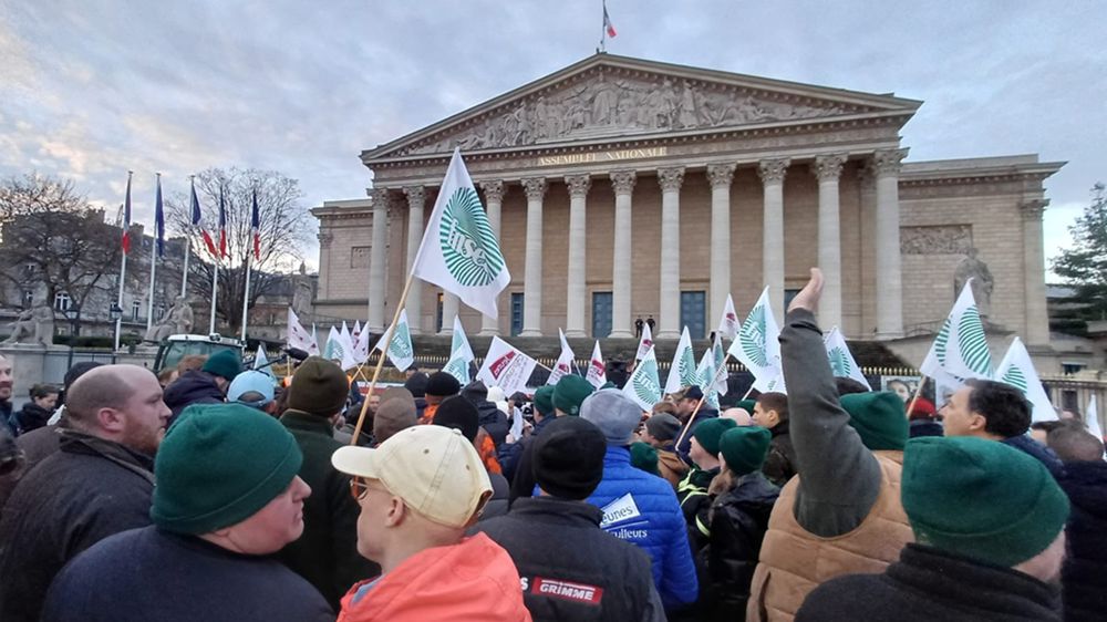 La FNSEA et Jeunes Agriculteurs rassemblés devant l'Assemblée nationale.