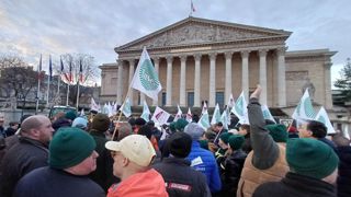 La FNSEA et Jeunes Agriculteurs rassemblés devant l'Assemblée nationale.