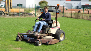 À l'instar de cette MidMount 400 D, une partie de la gamme de l'importateur bénéficie désormais d'une homologation route, un point important pour les collectivités.