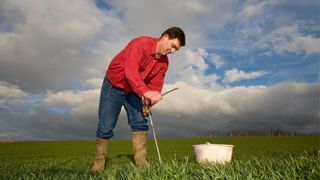 En règle générale, le prélèvement s’effectue sur deux horizons : 0-30 cm et 30-60 cm de profondeur. Si le sol est profond, il peut être recommandé d’explorer l’horizon 60-90 cm.