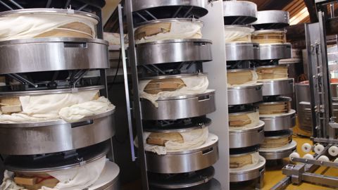 76 % des volumes de fromages AOP sont commercialisés en lait cru.