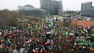 Des milliers d'agriculteurs sont arrivés ce 20 janvier 2026 devant le Parlement européen à Strasbourg, pour protester contre l'accord commercial entre l'Union européenne et les pays du Mercosur.