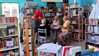 À Saint-Aubin-sur-Gaillon (Eure), l’association T’es pas cap de Gaillon propose des dons de livres pour rendre la lecture accessible à tous.