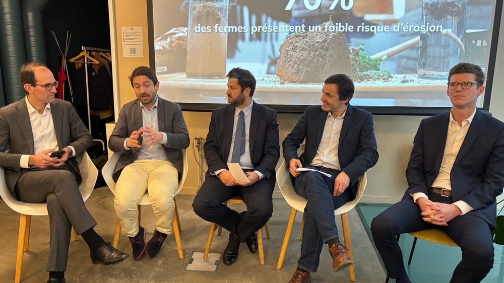 De gauche à droite : Chuck de Liedekerke, CEO de Soil Capital, Florian Migeon, agriculteur, Cédric Malié, président de Royal Canin France, Sébastien Neveux, agriculteur, et Rémi Rocca, vice-président développement durable chez Royal Canin France, mardi 27 janvier, à Paris.