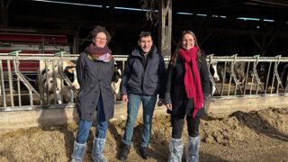 Présentation des résultats pour diminuer les émissions d'ammoniac le 20 janvier 2026, à Gévezé (Ille-et-Vilaine), chez François Trubert, éleveur engagé. Avec Léna Oddos, de la chambre d'agriculture, et Meryll Le Quilleuc d'Air Breizh (à droite).