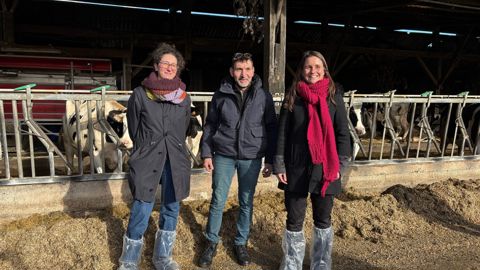 Présentation des résultats pour diminuer les émissions d'ammoniac le 20 janvier 2026, à Gévezé (Ille-et-Vilaine), chez François Trubert, éleveur engagé. Avec Léna Oddos, de la chambre d'agriculture, et Meryll Le Quilleuc d'Air Breizh (à droite).