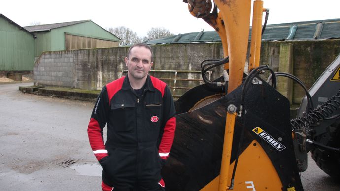 Yoann Buchot utilise un godet désileur-mélangeur depuis plus de dix ans. Un choix à la fois économique, pratique et performant.