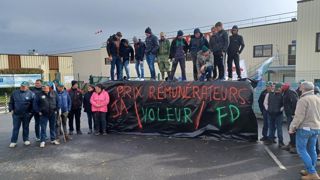 La FDSEA de la Manche a manifesté vendredi 6 février devant l'usine Lactalis d'Isigny-le-Buat pour dénoncer la baisse du prix du lait.