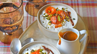 Risotto au lait vanillé et abricots secs.