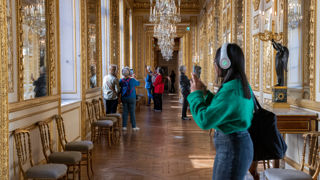 Situé place de la Concorde à Paris, l’hôtel de la Marine peut se découvrir grâce à un casque audio.
