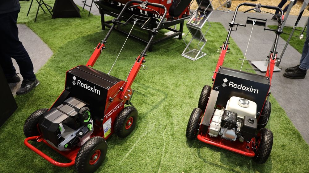 L'aérateur Easy-Core 4 existe en version électrique (à gauche) ou thermique (à droite).