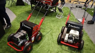 L'aérateur Easy-Core 4 existe en version électrique (à gauche) ou thermique (à droite).