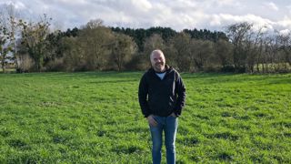 Jean Michel Diard sème à l'été un premier couvert de tournesol, sorgho et radis fourrager, avec ou sans sarrazin. Puis un second à l'automne, composé de seigle et vesce, avec ou sans trèfle.