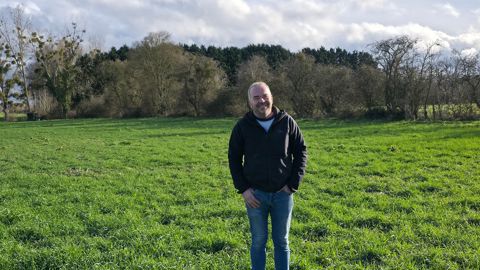 Jean Michel Diard sème à l'été un premier couvert de tournesol, sorgho et radis fourrager, avec ou sans sarrazin. Puis un second à l'automne, composé de seigle et vesce, avec ou sans trèfle.