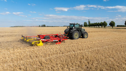 Décliné en 6 mètres de largeur, le Plano VT de Pöttinger peut recevoir une herse peigne à la place du rouleau.