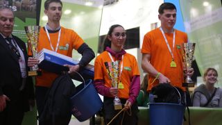 Romain Rogemont, à gauche, remporte les Ovinpiades 2026, devant Manon Devez, et Alexandre Delarbre (à droite).
