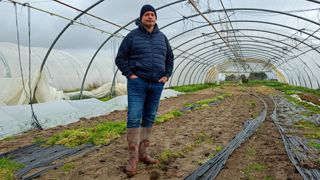 Rémi Doux, maraîcher à Bazas (Gironde), déplore l'impossibilité de souscrire à une assurance multiisque climatique pour les cultures sous serre.