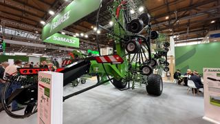 Sur cet andaineur dont le poids dépasse 6,8 t, Samasz a opté pour des pneumatiques larges.