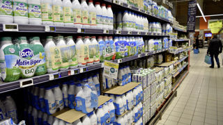 À la suite d'échanges direct avec l'Unell, l'association d'organisations de producteurs livrant à Lactalis, le patron de la centrale d'achat Everest s'était engagé à ne pas baisser les commandes de produits laitiers Lactalis issus à 100 % de lait français.