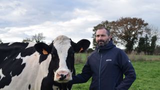 « Aujourd’hui, je cultive encore 3 hectares de mélanges céréaliers mais l’objectif est d’arriver à 100 % d’herbe », prévoit David Hay, producteur de lait à Pommerieux dans le Sud Mayenne.