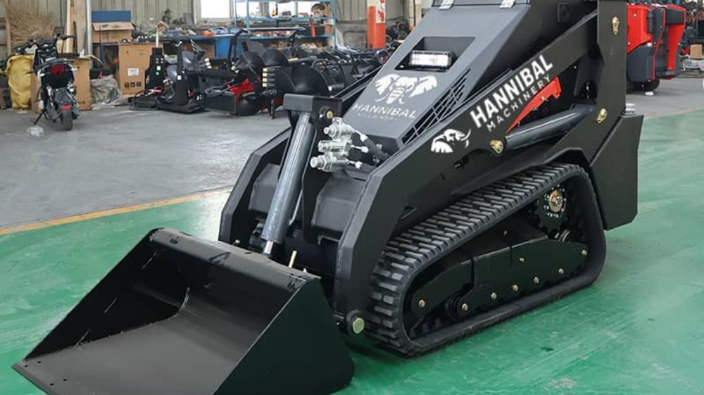 Un des skid-steer à chenilles qui va être mis sur le marché.