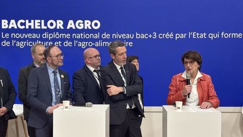 La ministre de l’Agriculture a présenté les futurs bachelors agro sur le stand du ministère, au salon de l'agriculture.