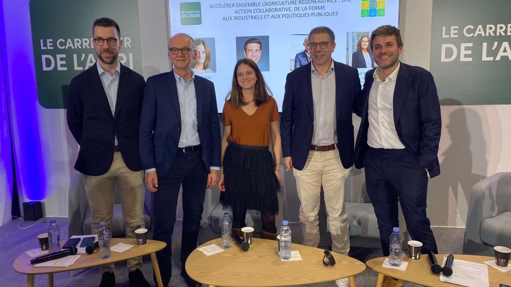 De gauche à droite : Lluis Nache, responsable agriculture positive en Europe de l'Ouest chez PepsiCo, Alain Caekaert, directeur général de Cérévia, Cécile Reynaud, responsable du programme Empreinte by Saipol, Stefan Kramis, directeur achats huiles alimentaires et céréales en Europe pour PepsiCo, et Jean Lebeau, directeur commercial huiles raffinées chez Saipol, lors du Salon de l'agriculture, jeudi 26 février.