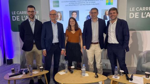 De gauche à droite : Lluis Nache, responsable agriculture positive en Europe de l'Ouest chez PepsiCo, Alain Caekaert, directeur général de Cérévia, Cécile Reynaud, responsable du programme Empreinte by Saipol, Stefan Kramis, directeur achats huiles alimentaires et céréales en Europe pour PepsiCo, et Jean Lebeau, directeur commercial huiles raffinées chez Saipol, lors du Salon de l'agriculture, jeudi 26 février.