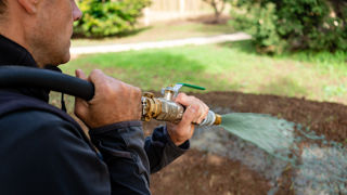 Un hydroseeder compact et autonome chez Urbavert