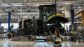 Cinq modèles à roues, deux à chenilles Terra Trac, et une plage de puissance qui s’étend de 330 à 450 chevaux... La série 9 Axion Cmatic, dévoilée à Agritechnica, est fabriquée à l’usine du Mans de Claas.