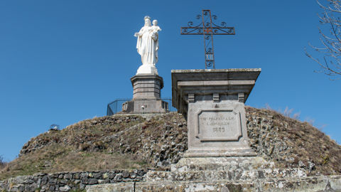 La statue de la vierge à l’enfant, domine le rocher de Bonnevie à Murat dans le Cantal.