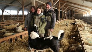 « La mortalité globale est inférieure à la moyenne des élevages français qui se situe entre 15 et 17 % », indique Marion Guibert, à gauche à côté de Carole Parodi et Aurélien Enault.
