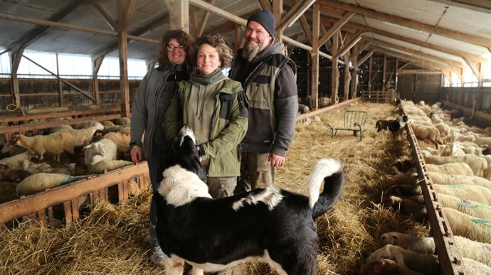 « La mortalité globale est inférieure à la moyenne des élevages français qui se situe entre 15 et 17 % », indique Marion Guibert, à gauche à côté de Carole Parodi et Aurélien Enault.