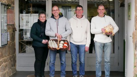 Chaque semaine, Jean-Marc, Alain et Claude Manoa (de gauche à droite) transforment et vendent à la ferme environ vingt porcs et un bœuf, avec l’aide de six salariés dont Sonia, la femme de Jean-Marc (à gauche).