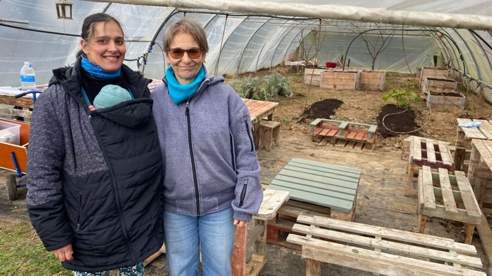 Sur leur exploitation maraîchère, Cécile Némorin et sa mère Wilma Van den Broek accueillent des scolaires, de la maternelle au collège, des retraités, des familles...