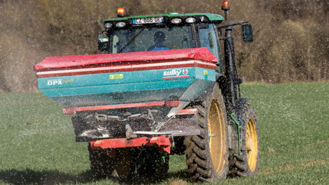 Après les pluies des dernières semaines, il peut être intéressant d’épandre des oligoéléments le plus vite possible et juste après l’apport d’azote.