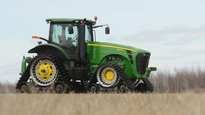 John Deere 8030 chaussé en Soucy Track S-Tech 800