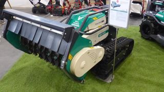 Le prototype Orec RCHR 800A est un engin de débroussaillage radiocommandé à fléaux de 80 cm de coupe.