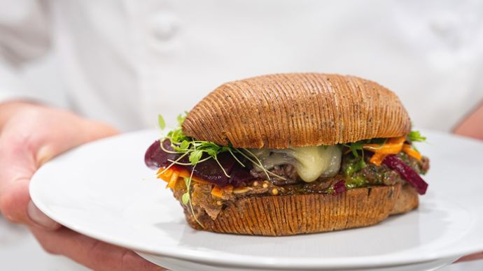 Tom Meyer : « Un bon burger, c’est une bouchée parfaite ! » - Snacking